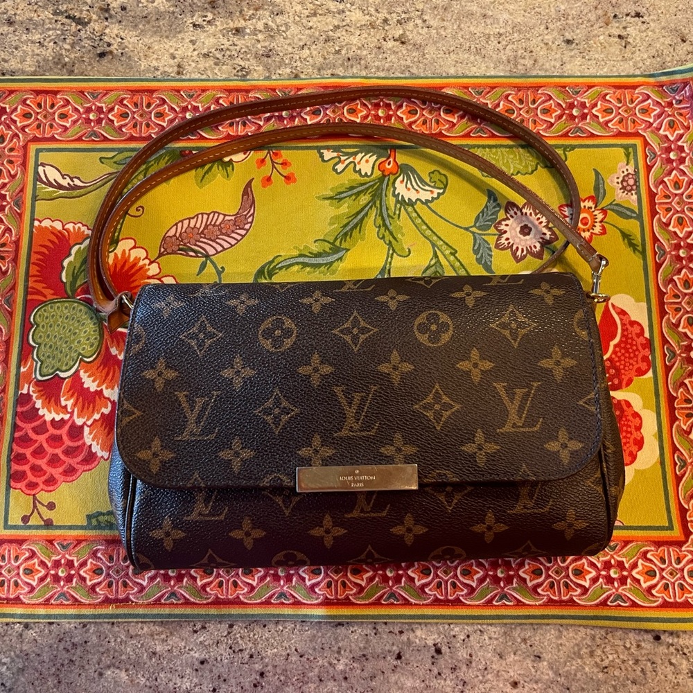 Louis Vuitton Monogram Favorite MM 2Way Shoulder Bag. Monogram coated canvas.